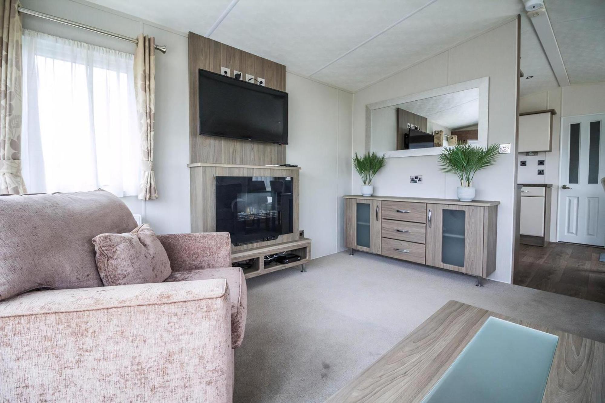 Beautiful 6 Berth Caravan By The Beach In Suffolk Ref 40076Nd Лоустофт Екстериор снимка